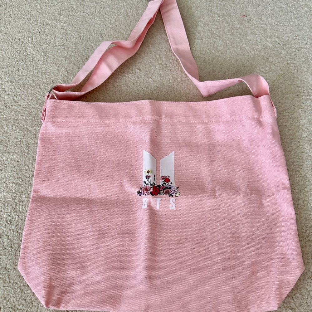 BTS Pink Women's Tote Bag with zipper closure